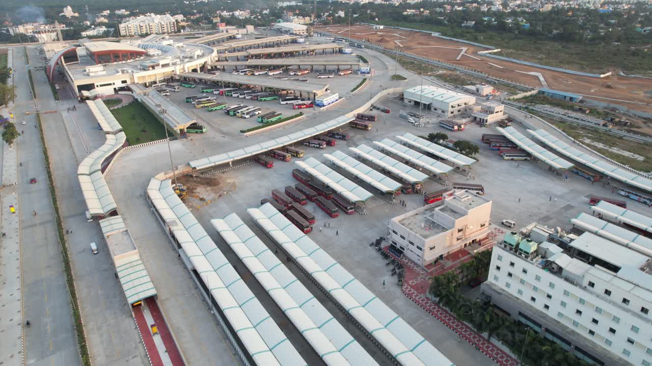 terminal de autobuses de kilambakkam, oficialmente el terminal de autobuses del centenario de kalaignar