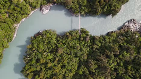 Bunte-Eiszeitliche-Hokitika-Schlucht,-Felsiges-Flussbett,-Drehbrücke