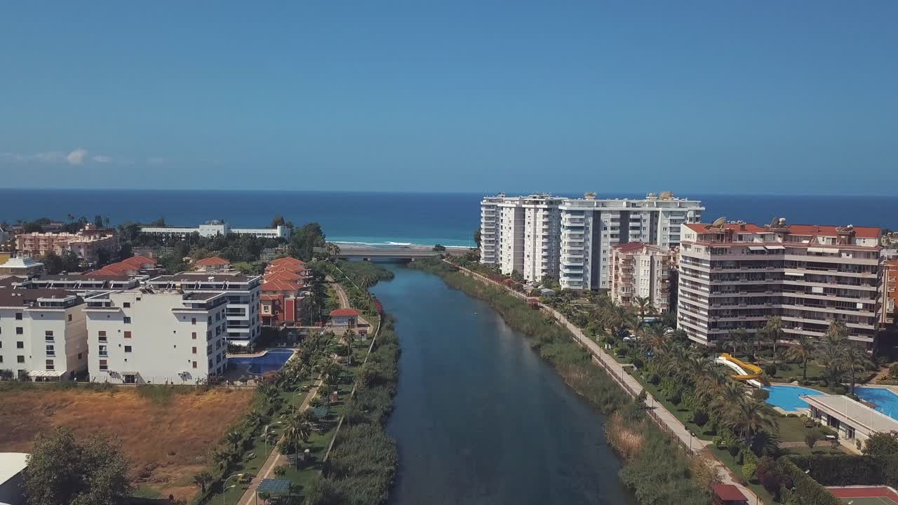 paisaje urbano costero con río y apartamentos