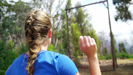 mujer cansada de pie en el campamento de entrenamiento 4k