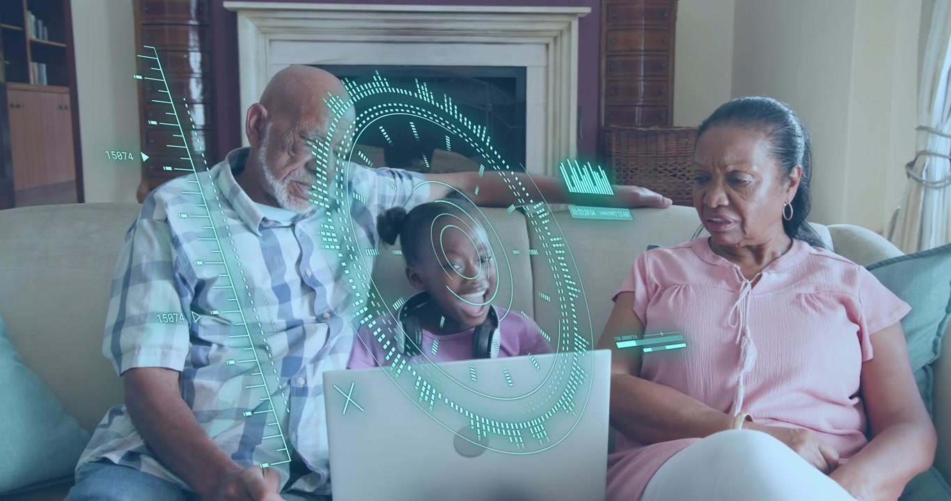 Nonno che passa il laptop al bambino mentre la nonna si sporge, mostrando una demo tecnologica con grafici fluttuanti.