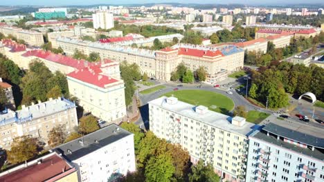 Ciudad-De-Ostrava,-Poruba,-República-Checa---El-Estilo-Arquitectónico-En-Entornos-Urbanos-Marcados-Por-El-Realismo-Socialista---Retroceso-Aéreo