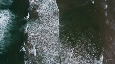 Overhead-Drohnenaufnahme-Von-Wellen,-Die-Auf-Die-Küste-Von-Oregon-Krachen