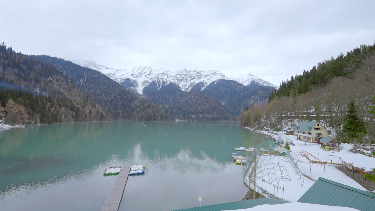 겨울 산 호수 풍경