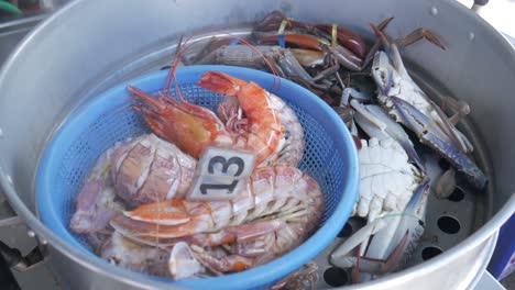 cocinar mariscos en una enorme olla de vapor cerrando la tapa mantis camarón tigre negro camarón cangrejo azul cangrejo barro cangrejo