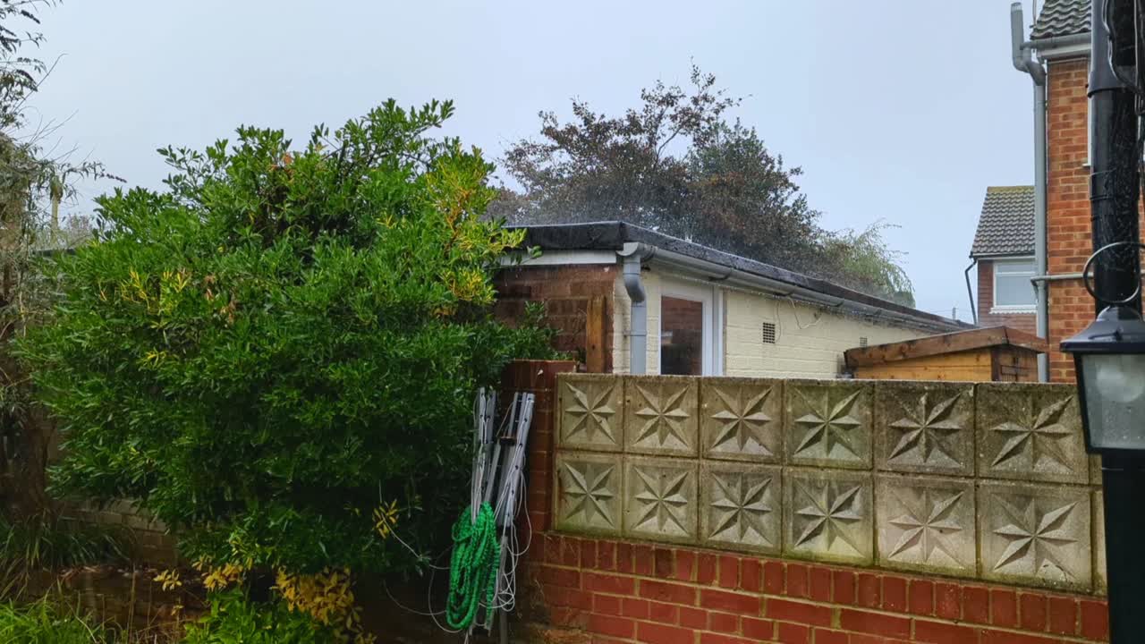 극심한 날씨에 비가 내리면 홍수 위험이 발생합니다.