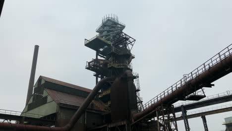 una torre de observación moderna construida en la parte superior de un antiguo edificio industrial
