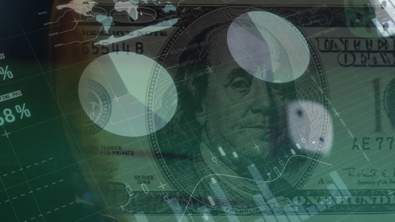 animación del procesamiento de datos financieros sobre dos dados y billetes de dólares estadounidenses en fondo verde