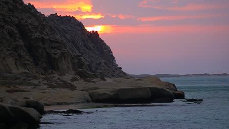 Erosión-Eólica-Acantilado-Rocoso-En-La-Playa-Junto-Al-Mar-El-Maravilloso-Paisaje-Del-Mar-Viajes-De-Aventura-Para-Disfrutar-De-Una-Tranquila-Playa-Costera-Alojamiento-Para-Acampar-En-Un-Resort-Tropical-El-Puerto-Del-Golfo-Naturaleza-Deporte-Acuático