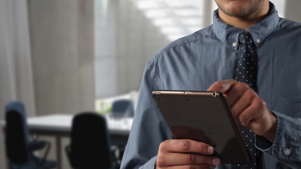 hombre de negocios caucásico usando una tableta digital