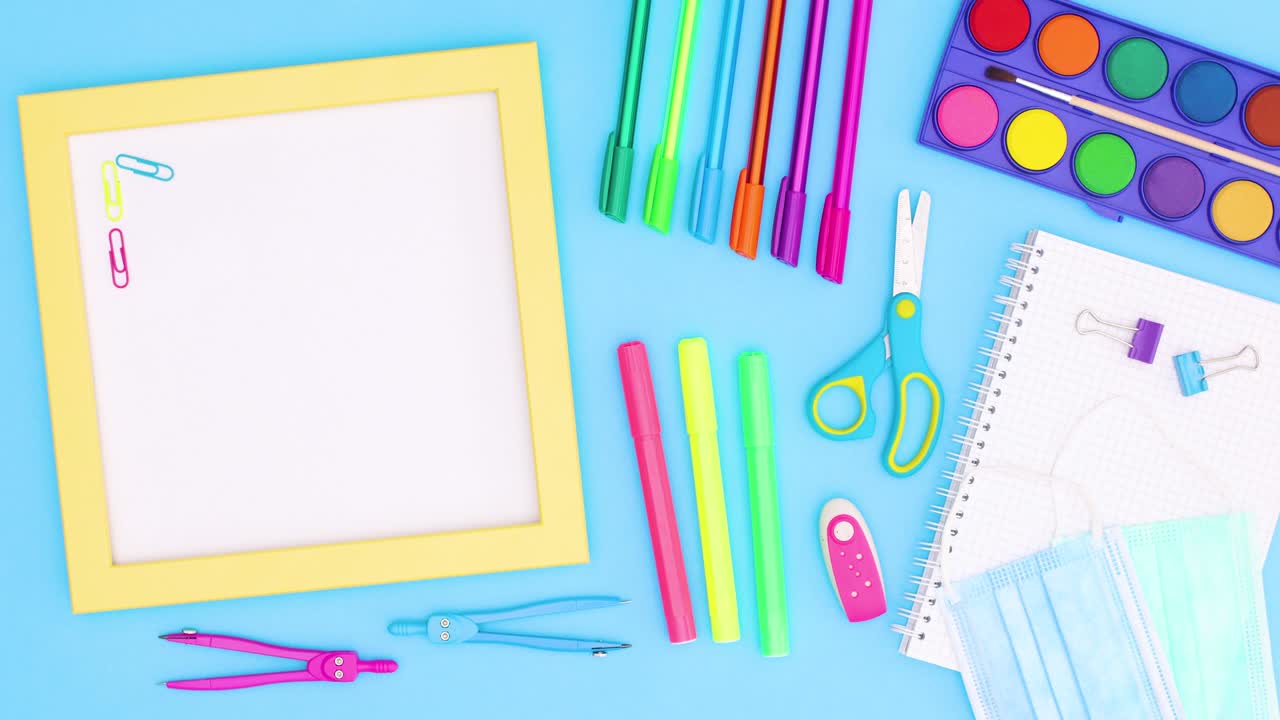 학교 서류와 학교로 돌아가는 제목은 파란색 테마에 나타납니다.