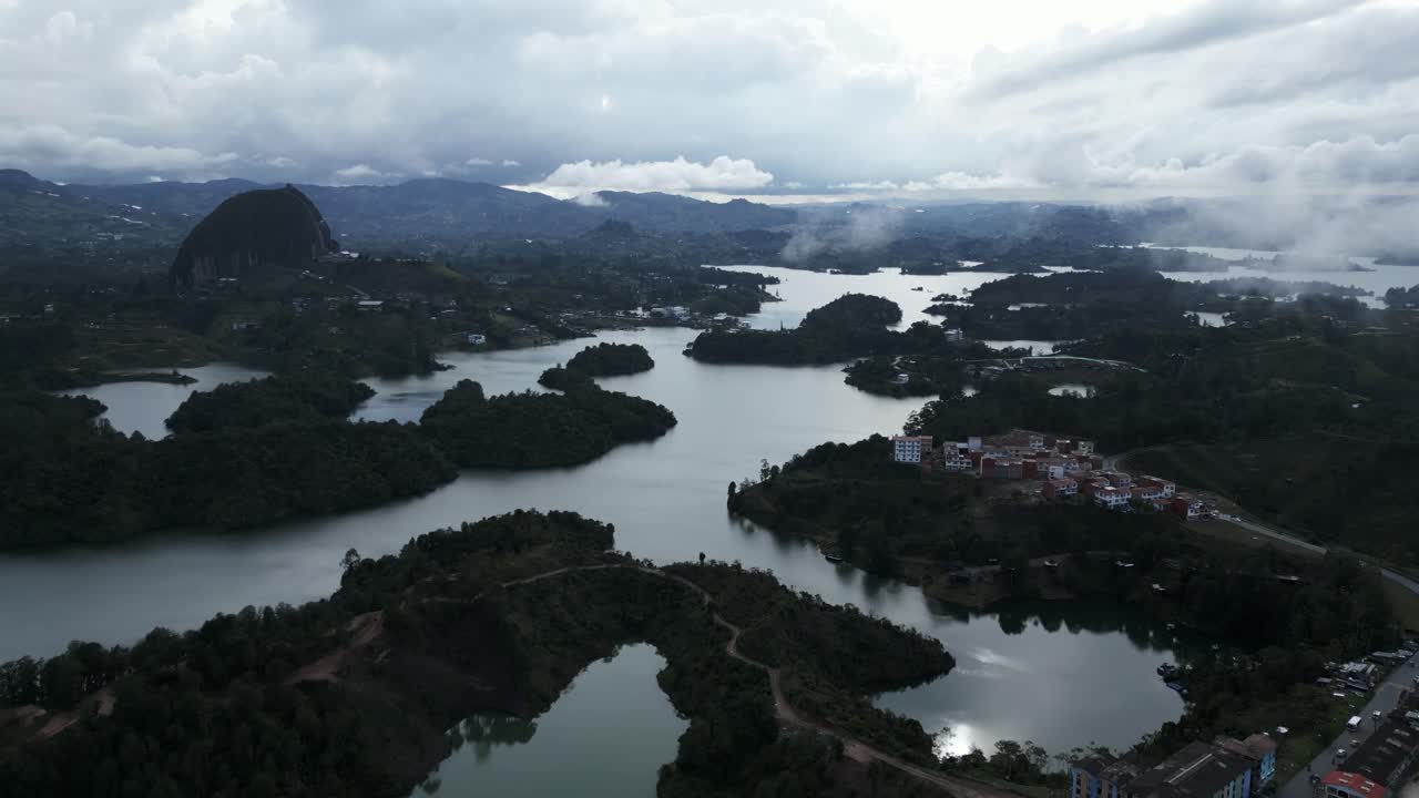 drone aéreo volar sobre guatape natural famoso lago viajando islas colombianas agua cristalina paisaje