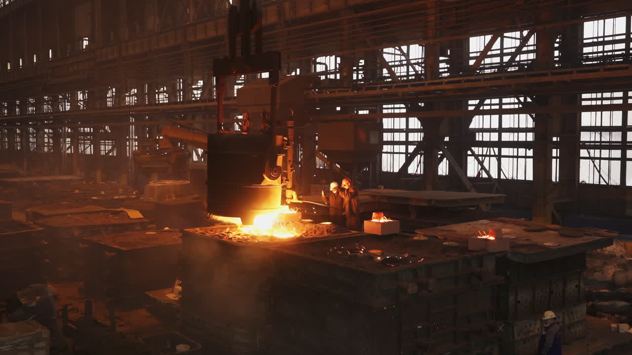 금속 주조 공장에서 금속을 주조하는 것