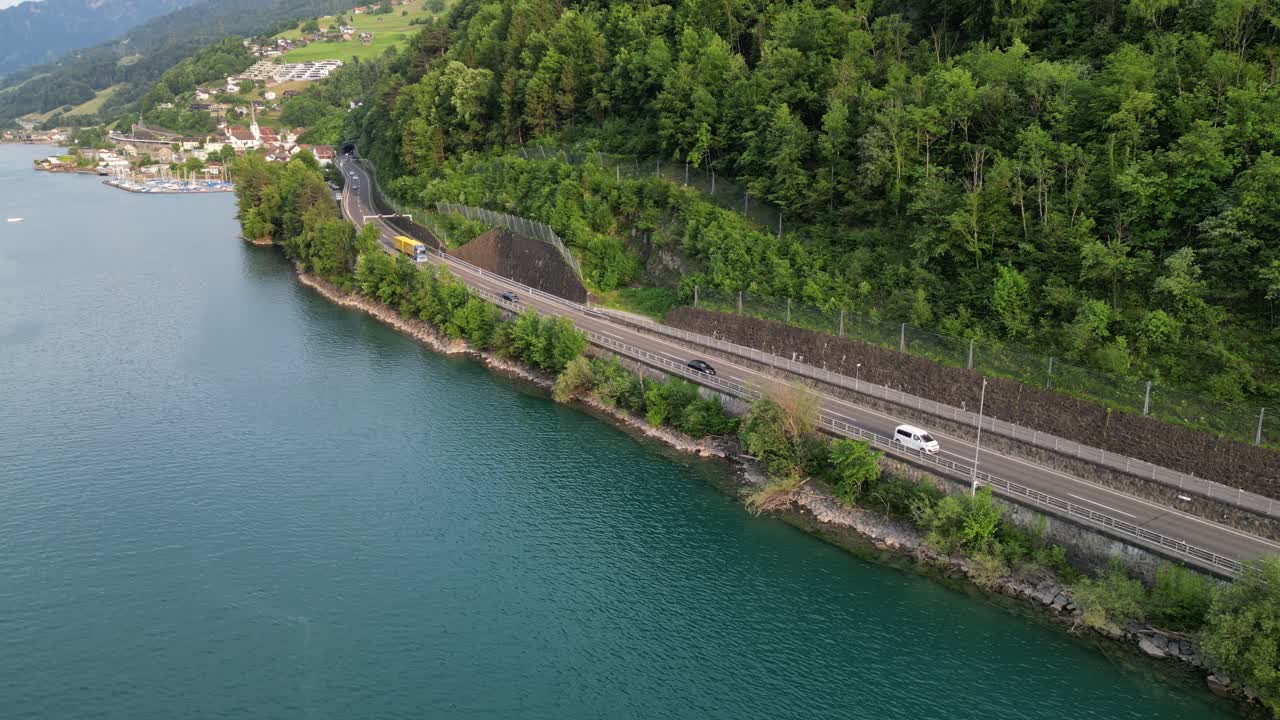 스위스 의 호수 와 숲 근처 의 도로 를 통한 경치적 인 교통