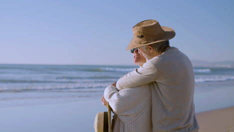 Un-Anciano-Romántico-Abrazando-A-Su-Esposa-Por-Detrás-A-Orillas-Del-Mar