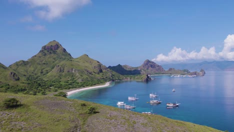 Impresionante-Bahía-De-La-Playa-De-La-Isla-De-Komodo-En-Indonesia,-Estableciendo-Un-Paisaje-Aéreo