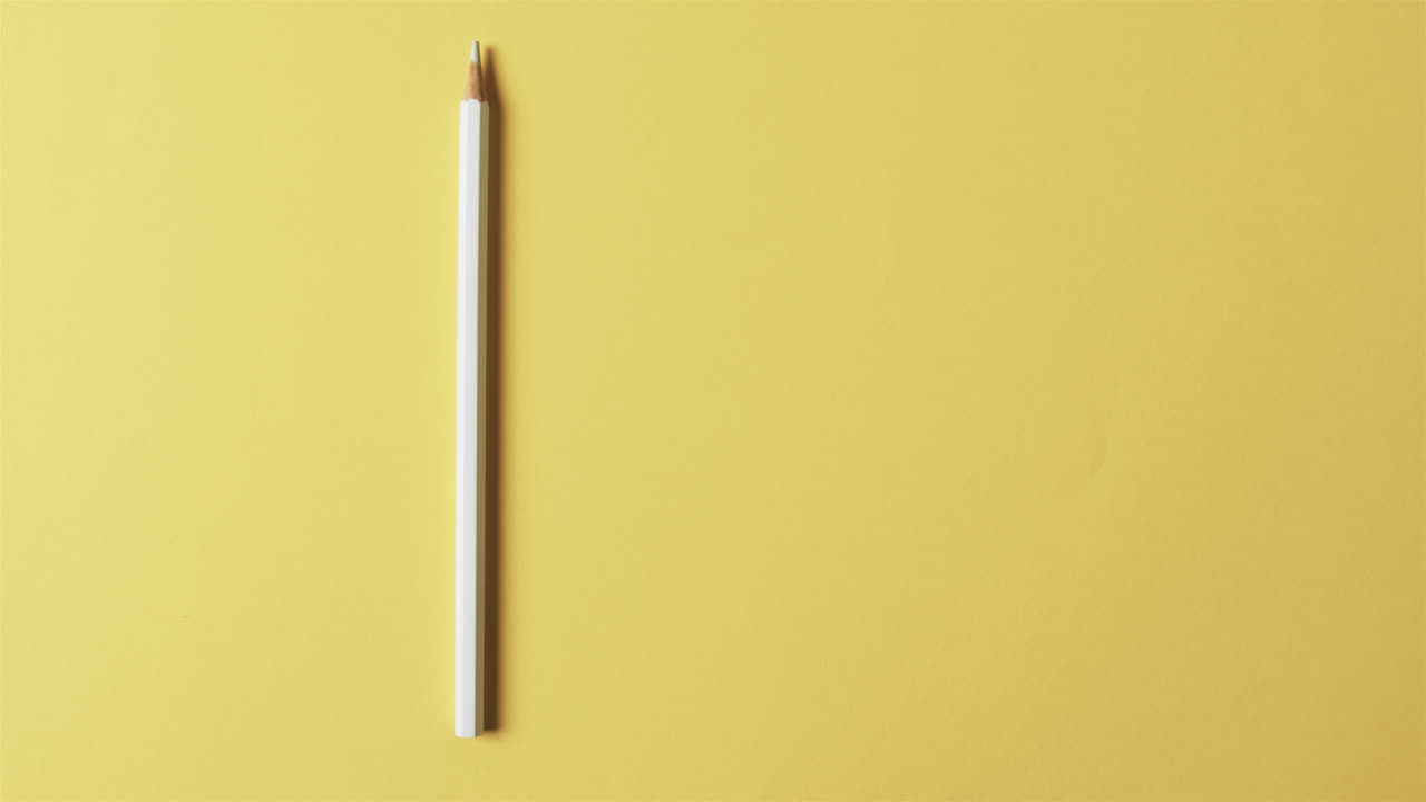 슬로우 모션으로 노란색 배경에 복사 공간이 있는  ⁇  크레이온의 상상