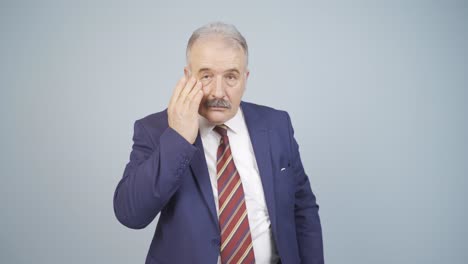 el hombre de negocios con arrugas en la piel está molesto.