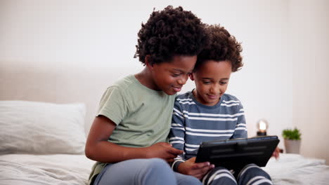 Schwarze-Kinder-Auf-Tablet-Im-Schlafzimmer