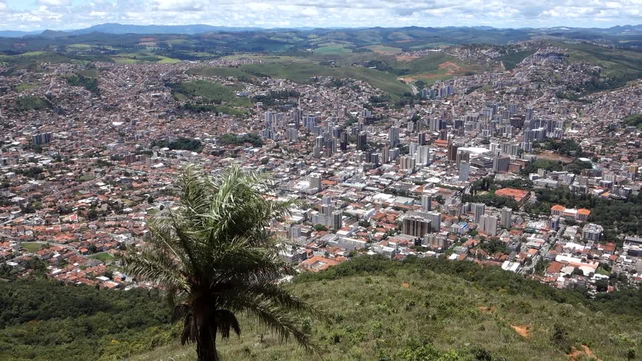 Vista aérea panorâmica sobre a cidade de Poços de Caldas, Minas Gerais, Brasil. Dia ensolarado.