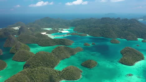 Excelente-Toma-Aérea-De-Las-Islas-Wayag,-Raja-Ampat,-Indonesia,-Con-Las-Sombras-De-Las-Nubes-Que-Pasan-Visibles-En-El-Agua-Azul-Clara