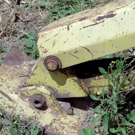 Tractor-Retroexcavadora-Desenterrando-Una-Línea-De-Agua-Con-Fugas-En-Un-Día-Caluroso-6