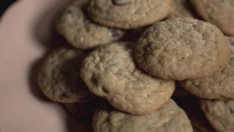 Deliciosas-Galletas-En-Un-Plato-Girando-Sobre-La-Mesa---Primer-Plano