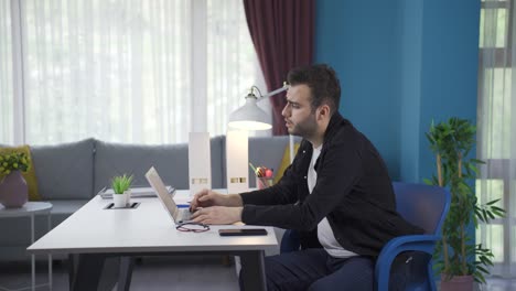 un hombre de negocios independiente viendo su fracaso en su portátil.