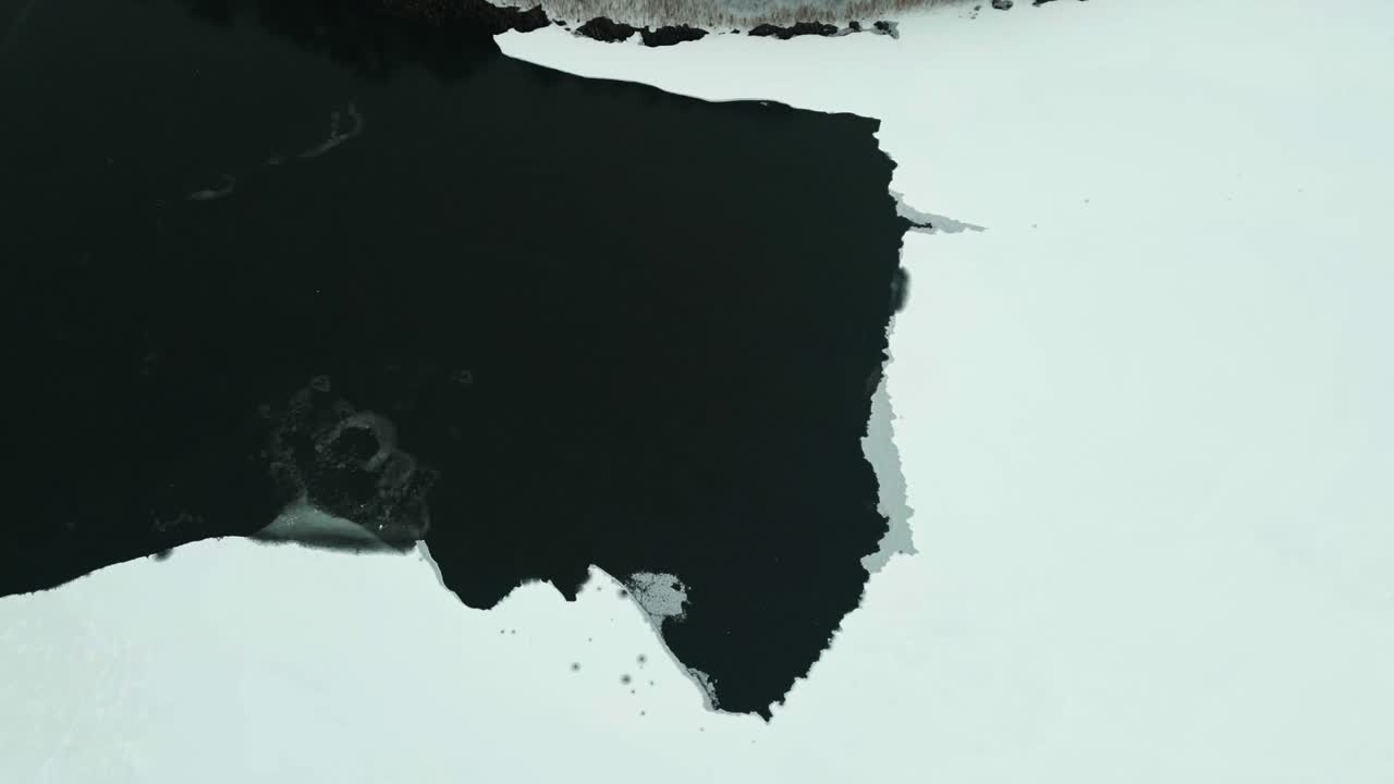 얼어붙은 호수와 눈  ⁇ 인 얼음