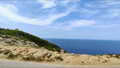 Vista-Al-Mar-Desde-La-Costa-Rocosa-Cuando-Hace-Buen-Tiempo-En-Mallorca