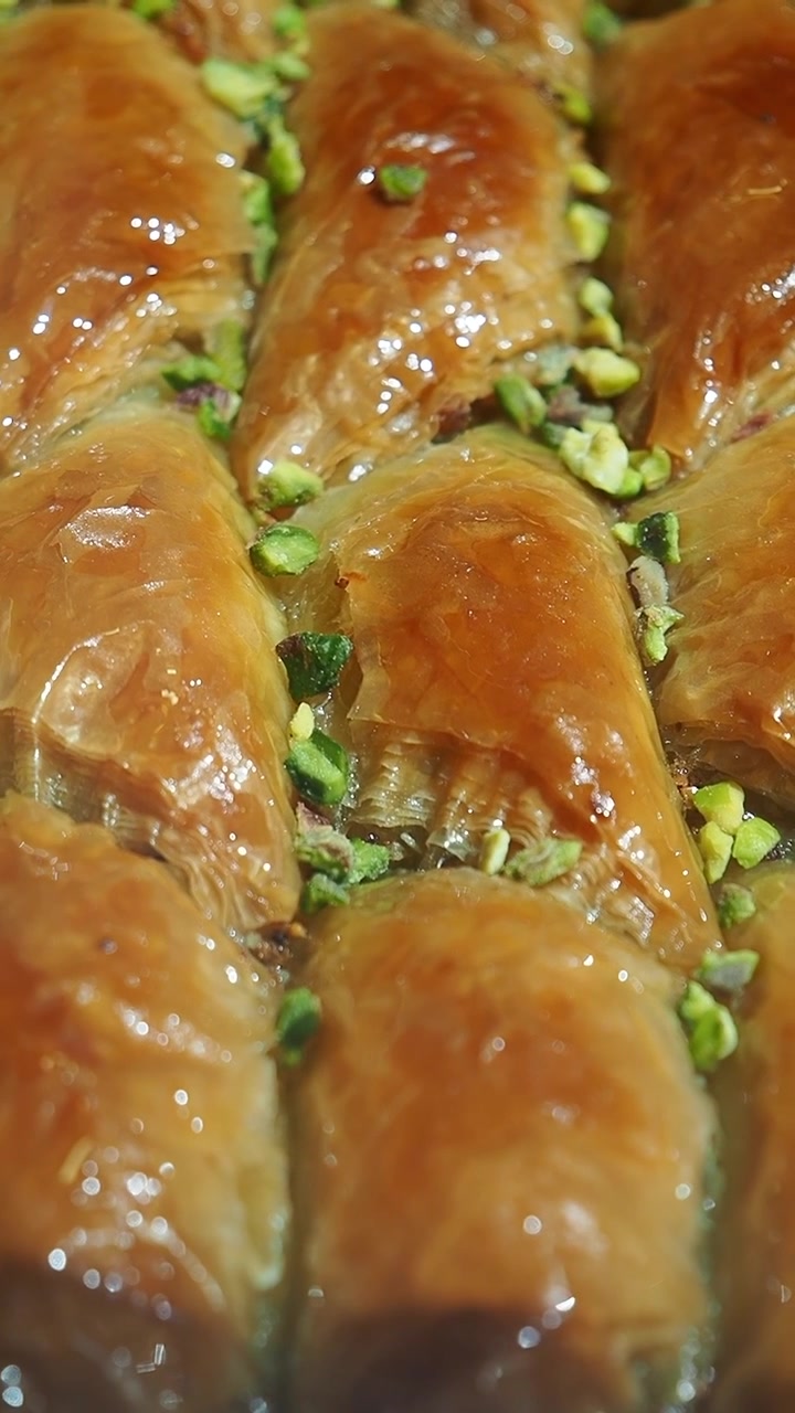 Lähikuva vastaleivotusta baklava-leivonnaisesta pistaasipähkinöillä