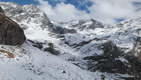 vuela sobre los majestuosos picos de las montañas en los alpes desde un dron en invierno
