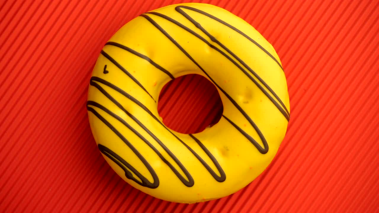 el donut glazado de primer plano.