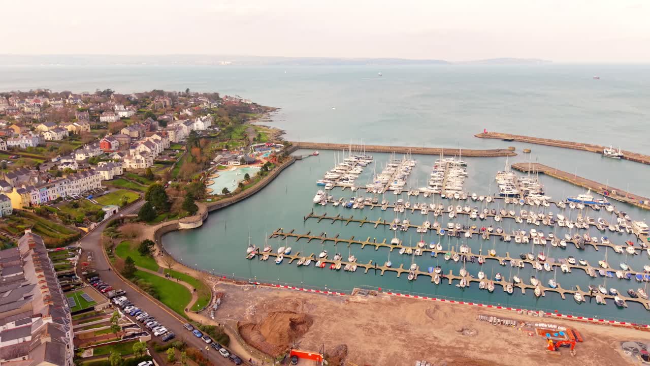 Kuzey İrlanda, County Down'daki Bangor Marina'nın geniş açılı geri dönüşümlü 4K 60FPS havadan genel görünüm videosu. Rec709 renk standardı ile üretilmiştir.
