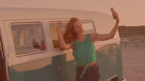 Mujer-Caucásica-Tomando-Un-Selfie-Cerca-De-Una-Camioneta-En-La-Calle