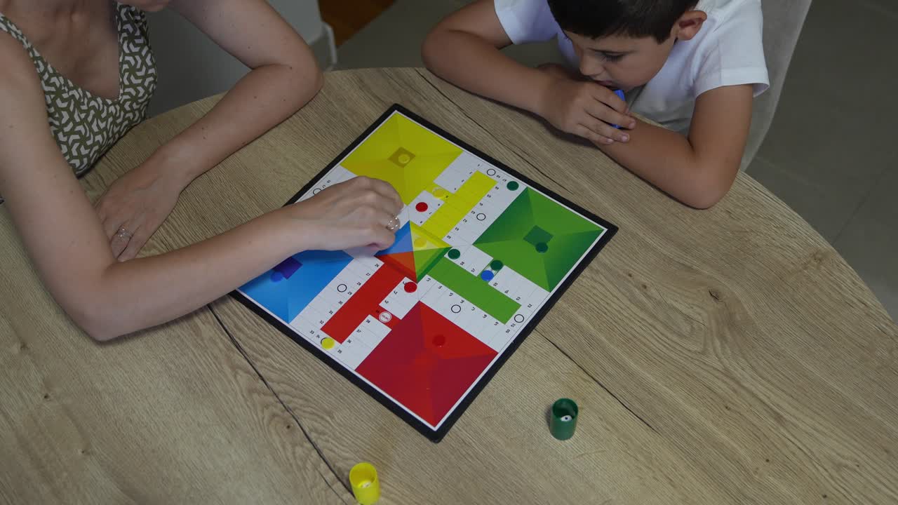Famiglia che gioca a Ludo