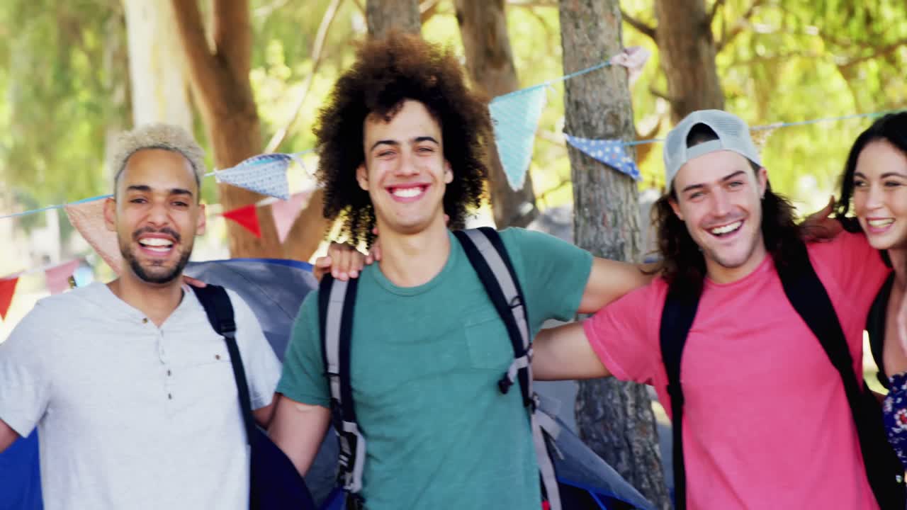 amigos de pie juntos con el brazo alrededor en el parque 4k