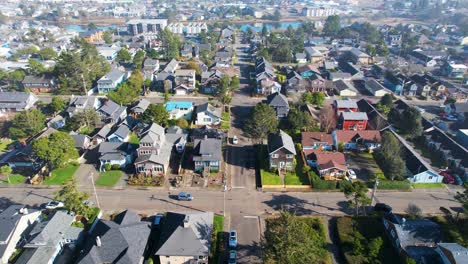 Disparo-De-Drones-Aéreos-De-4k-Flotando-Sobre-Casas-En-La-Playa,-Oregon-En-Un-Día-Soleado