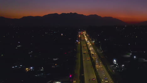 Toma-De-Drones-En-Movimiento-Hacia-Adelante-De-La-Vista-Nocturna-De-La-Ciudad-De-Katmandú-Con-Vehículos