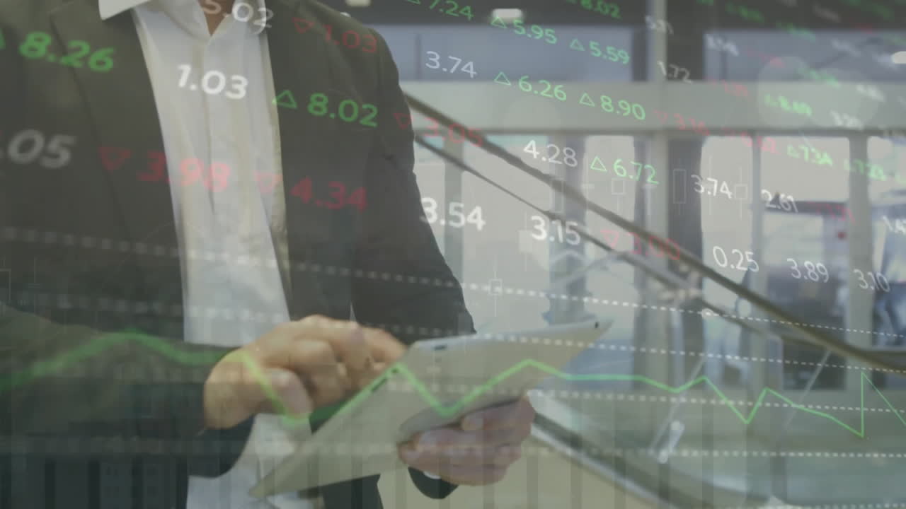 animación de procesamiento de datos financieros sobre empresario caucásico usando tableta en el aeropuerto