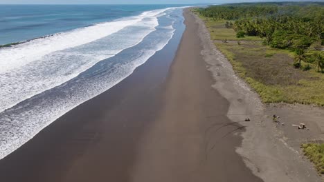 inclinación aérea rápida hacia arriba que revela una playa tranquila y remota