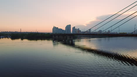 hangende brug in de avondstad