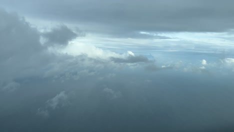 volando a través de un cielo lleno de nubes esponjosas, como lo vieron los pilotos en un vuelo en tiempo real sobre el mar mediterráneo