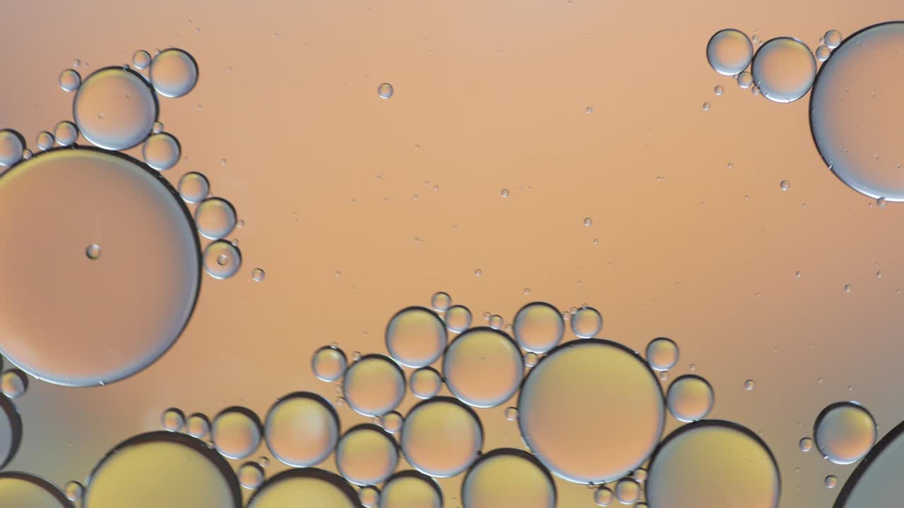 물 위에 떠다니는 기름방울의 다채로운 예술적.