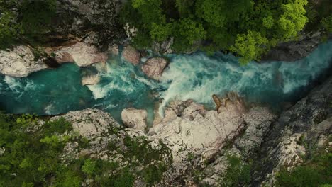 Top-Down-Aufnahme-Vom-Farbenfrohen-Fluss-Soca-In-Slowenien-Mit-Kristallklarem-Wasser-Und-Grünen-Bäumen-In-Der-Umgebung