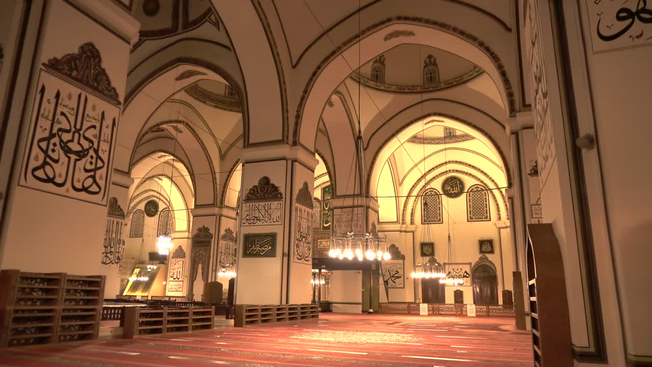 Interno della Grande Moschea Storica Gigante più bella del mondo.