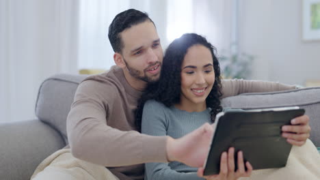 tableta, pareja y hogar con desplazamiento del sitio web