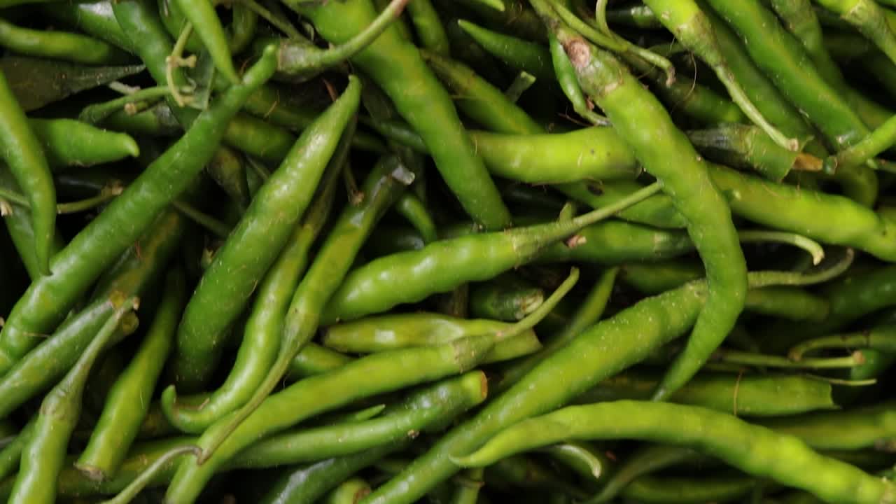 chile verde orgánico fresco de la granja de cerca desde diferentes ángulos