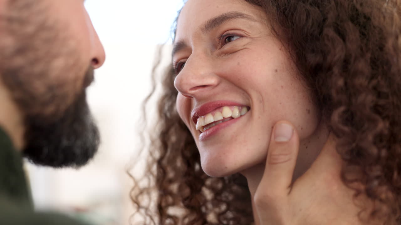 amor, pareja feliz y compromiso mientras se tocan