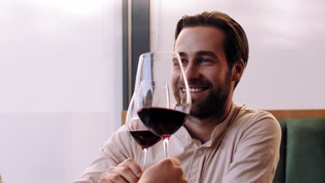 una pareja disfrutando del vino en un restaurante